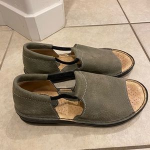 Born Sandals Soft Suede Comfortable Open Toe Size 8 1/2 Green